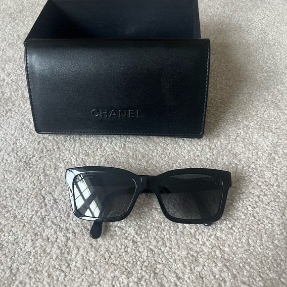 Chanel sunglasses with case and Chanel logo on top in lightly used condition - Picture 3 of 3